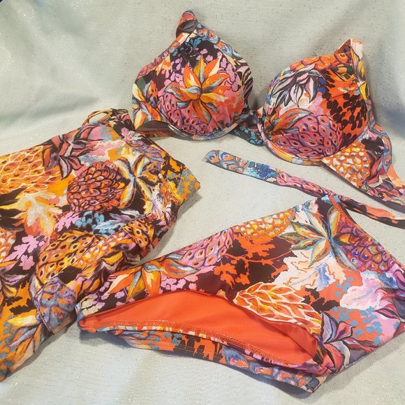 pack of 2 Next 32DD/10uk bikinis and one10UK beachwear shorts. - Picture 2 of 11